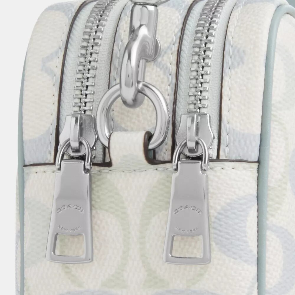 Mini Carey-crossbody-taske i Signature Canvas