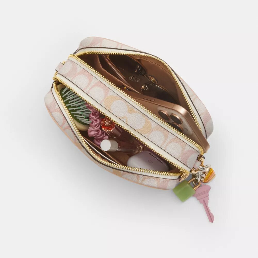Mini Carey-crossbody-taske i Signature Canvas