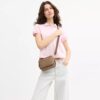 Mini Carey-crossbody-taske i Signature Canvas
