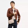 Mini Carey-crossbody-taske i Signature Canvas