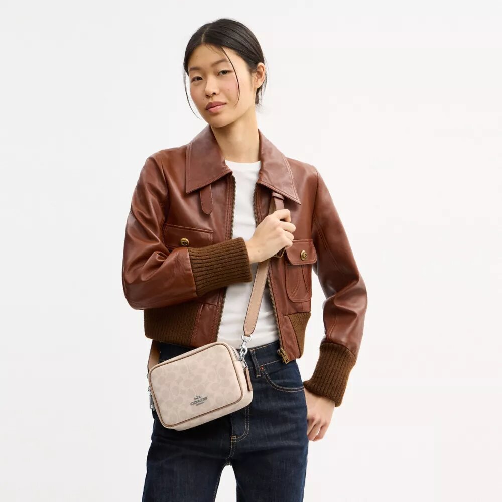 Mini Carey-crossbody-taske i Signature Canvas