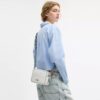 Mini Carey-crossbody-taske i Signature Canvas