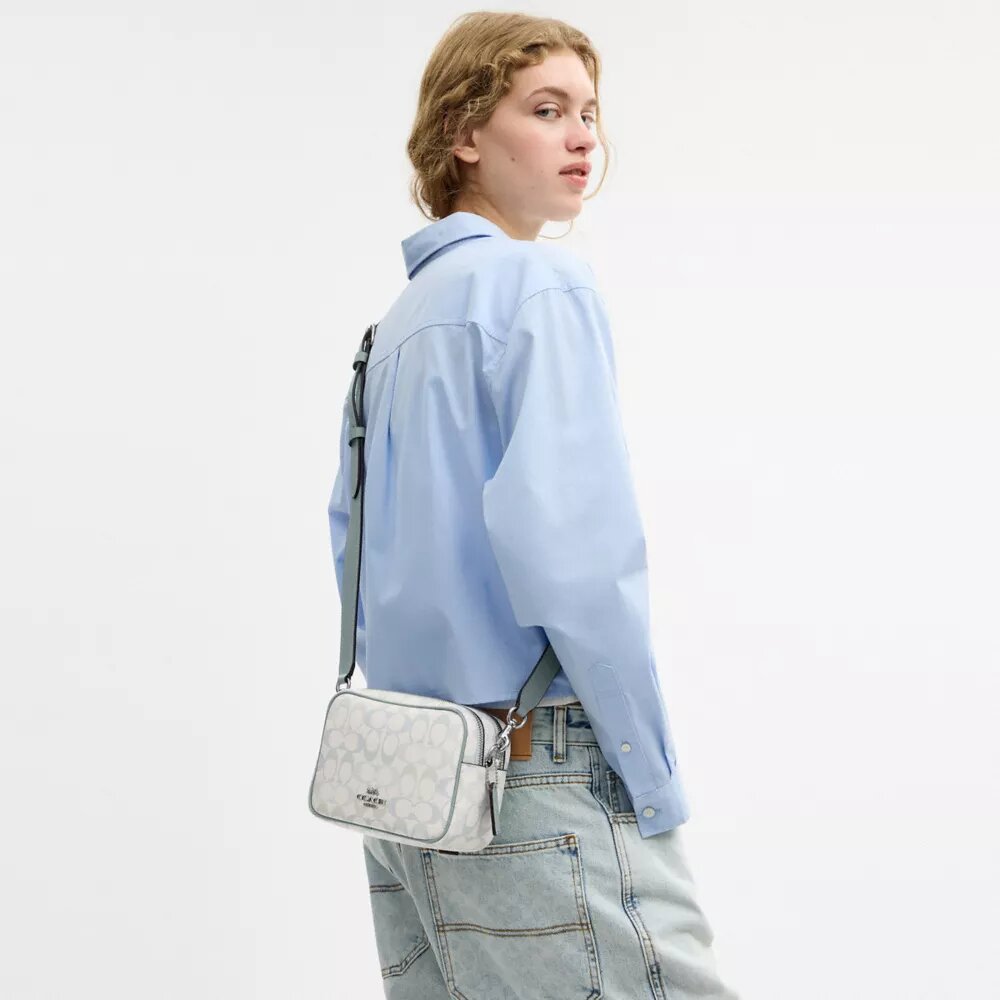 Mini Carey-crossbody-taske i Signature Canvas