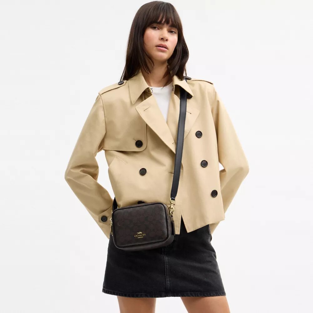 Mini Carey-crossbody-taske i Signature Canvas