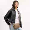 Mini Carey-crossbody-taske i Signature Canvas