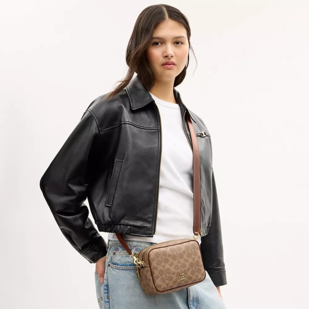 Mini Carey-crossbody-taske i Signature Canvas