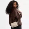 Mini Carey-crossbody-taske i Signature Canvas
