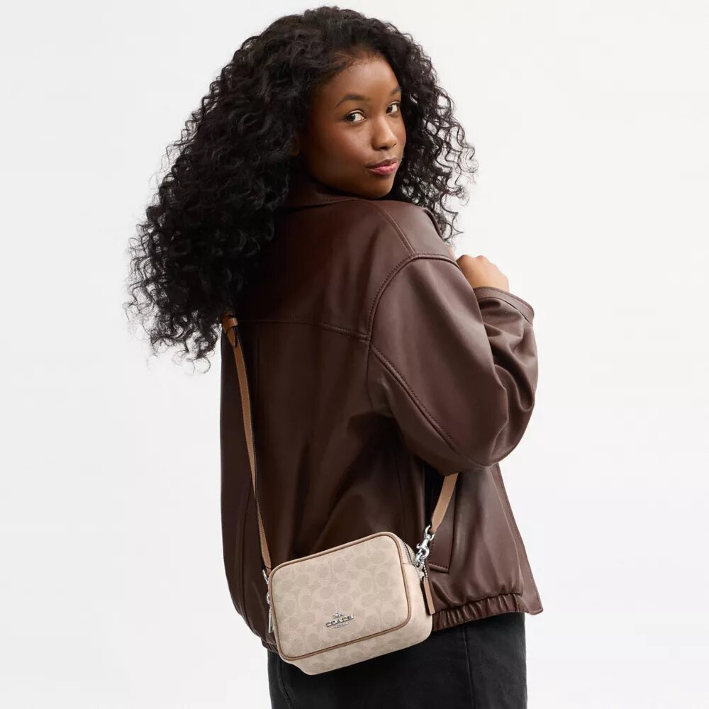 Mini Carey-crossbody-taske i Signature Canvas