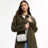 Mini Carey-crossbody-taske i Signature Canvas