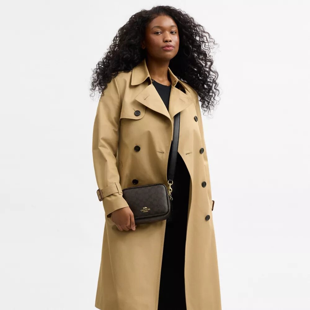 Mini Carey-crossbody-taske i Signature Canvas