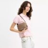 Mini Carey-crossbody-taske i Signature Canvas