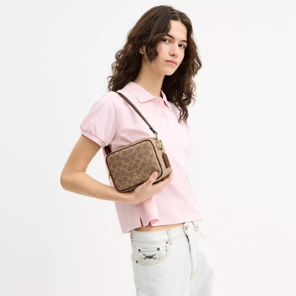 Mini Carey-crossbody-taske i Signature Canvas