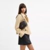 Mini Carey-crossbody-taske i Signature Canvas