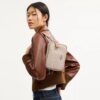 Mini Carey-crossbody-taske i Signature Canvas