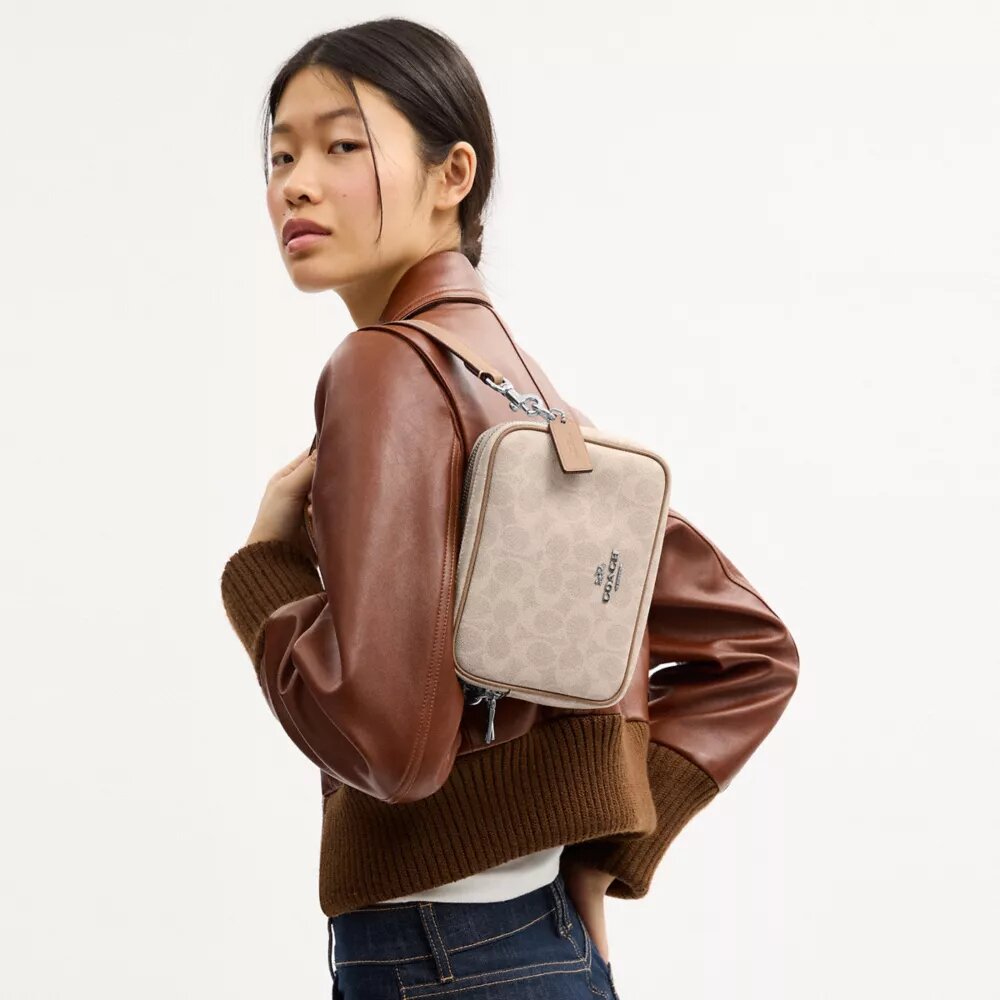 Mini Carey-crossbody-taske i Signature Canvas