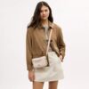 Mini Carey-crossbody-taske i Signature Canvas