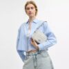 Mini Carey-crossbody-taske i Signature Canvas