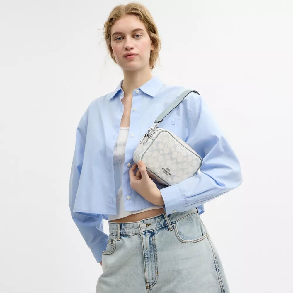 Mini Carey-crossbody-taske i Signature Canvas