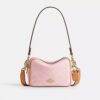 Mini Carey-crossbody-taske i Signature Canvas med Vedhæng