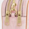 Mini Carey-crossbody-taske i Signature Canvas med Vedhæng