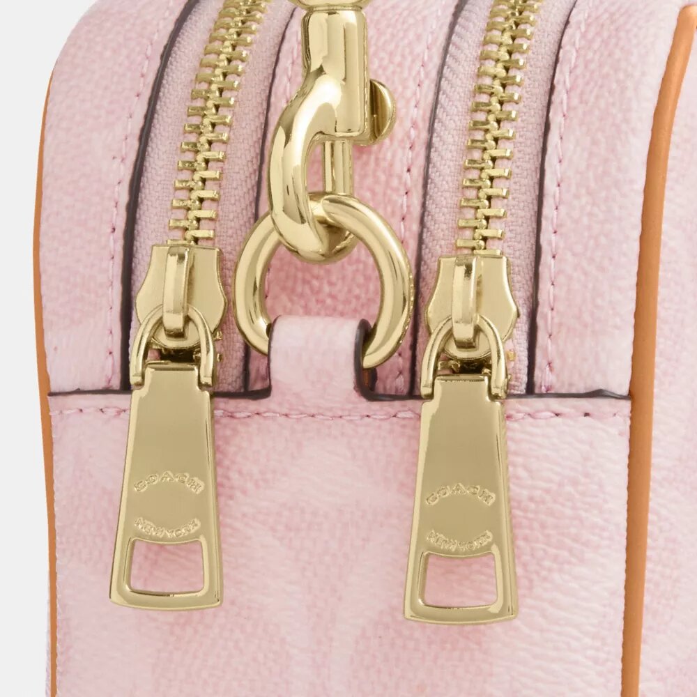 Mini Carey-crossbody-taske i Signature Canvas med Vedhæng