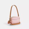 Mini Carey-crossbody-taske i Signature Canvas med Vedhæng