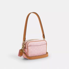 Mini Carey-crossbody-taske i Signature Canvas med Vedhæng