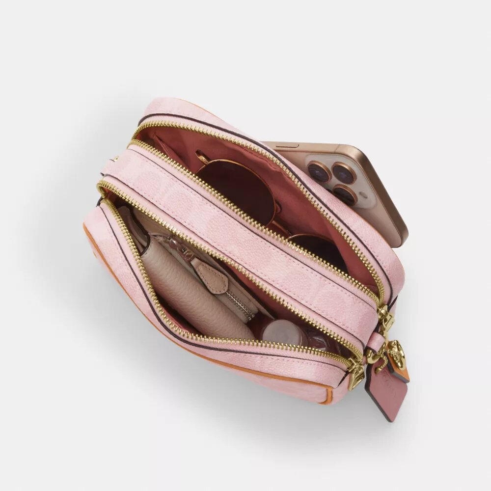 Mini Carey-crossbody-taske i Signature Canvas med Vedhæng