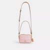 Mini Carey-crossbody-taske i Signature Canvas med Vedhæng