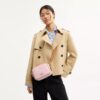 Mini Carey-crossbody-taske i Signature Canvas med Vedhæng