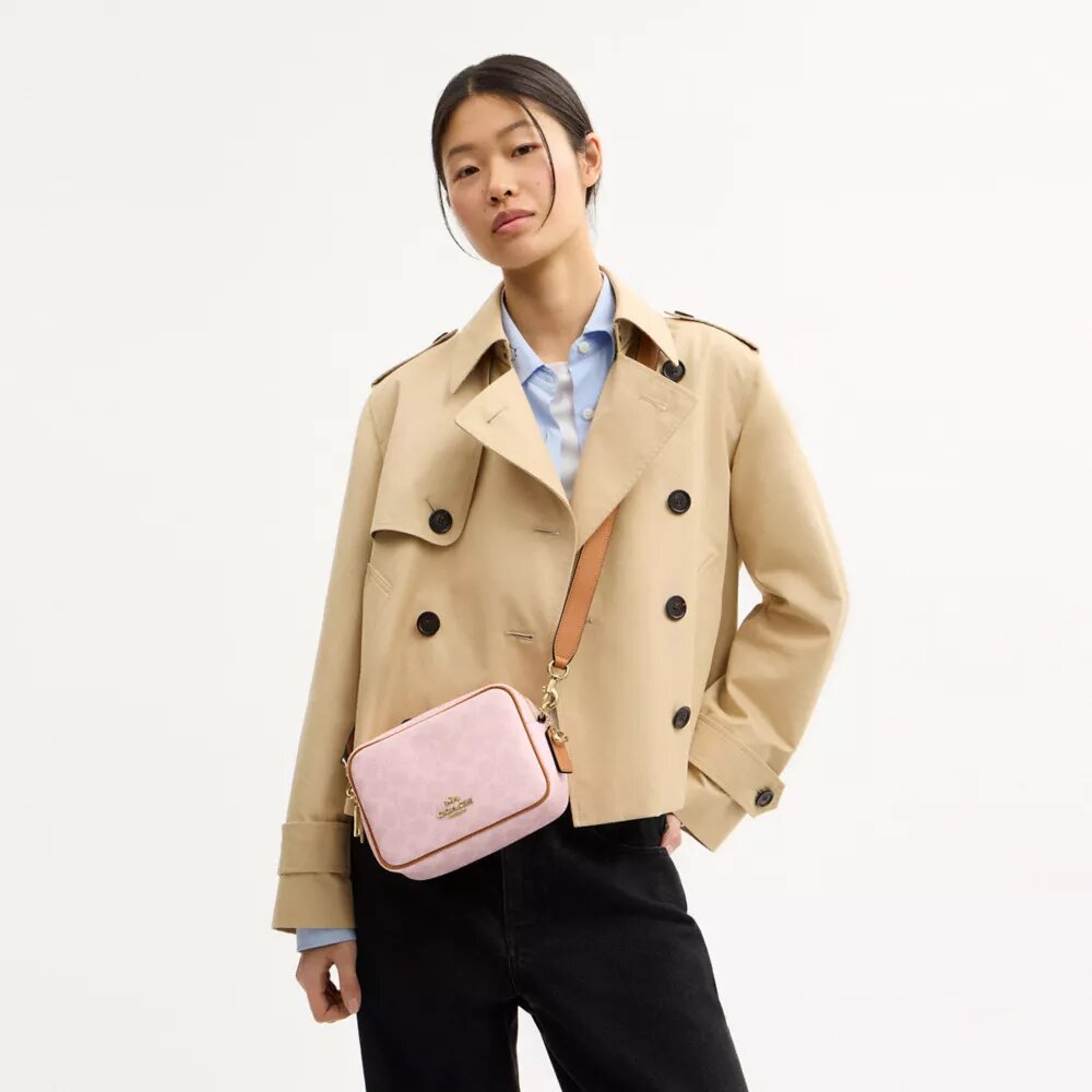 Mini Carey-crossbody-taske i Signature Canvas med Vedhæng