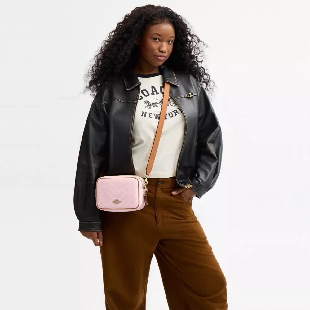 Mini Carey-crossbody-taske i Signature Canvas med Vedhæng
