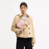Mini Carey-crossbody-taske i Signature Canvas med Vedhæng