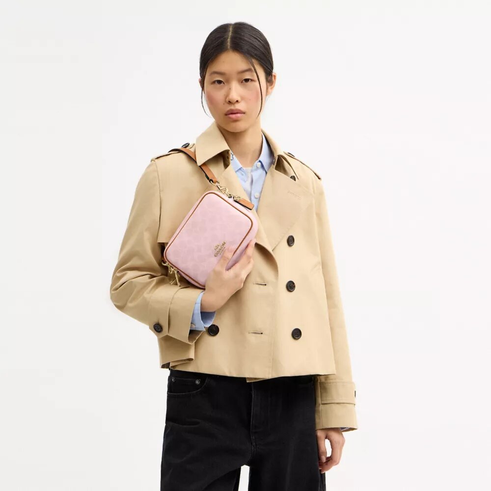Mini Carey-crossbody-taske i Signature Canvas med Vedhæng