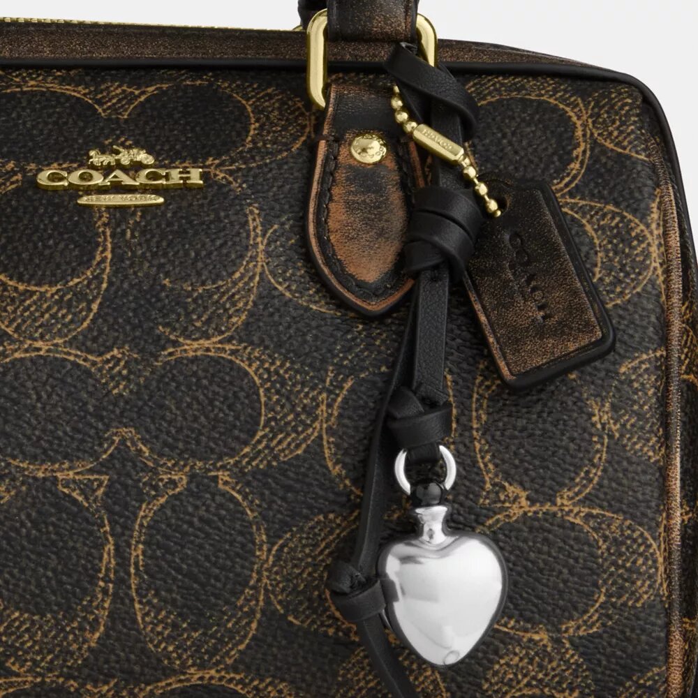 Mini Rowan Crossbody-taske i "Loved" Signature Canvas med Vedhæng