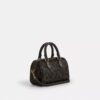 Mini Rowan Crossbody-taske i "Loved" Signature Canvas med Vedhæng