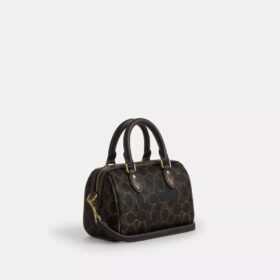 Mini Rowan Crossbody-taske i “Loved” Signature Canvas med Vedhæng