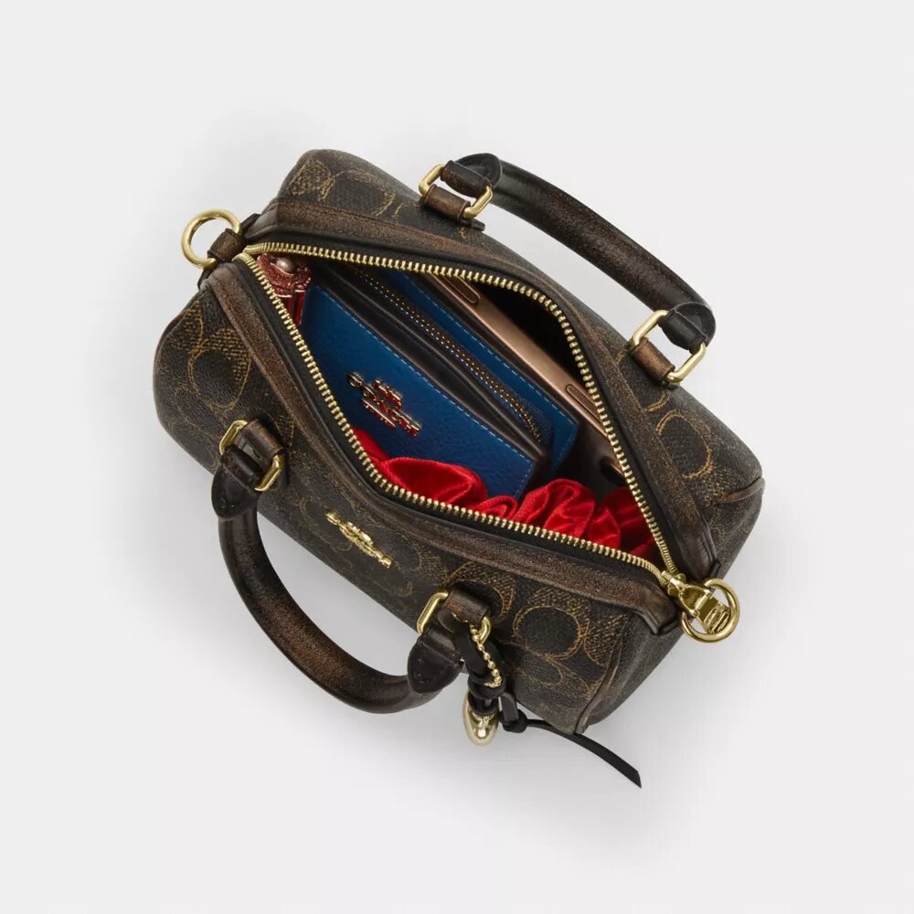 Mini Rowan Crossbody-taske i "Loved" Signature Canvas med Vedhæng