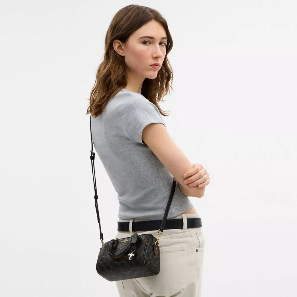 Mini Rowan Crossbody-taske i "Loved" Signature Canvas med Vedhæng