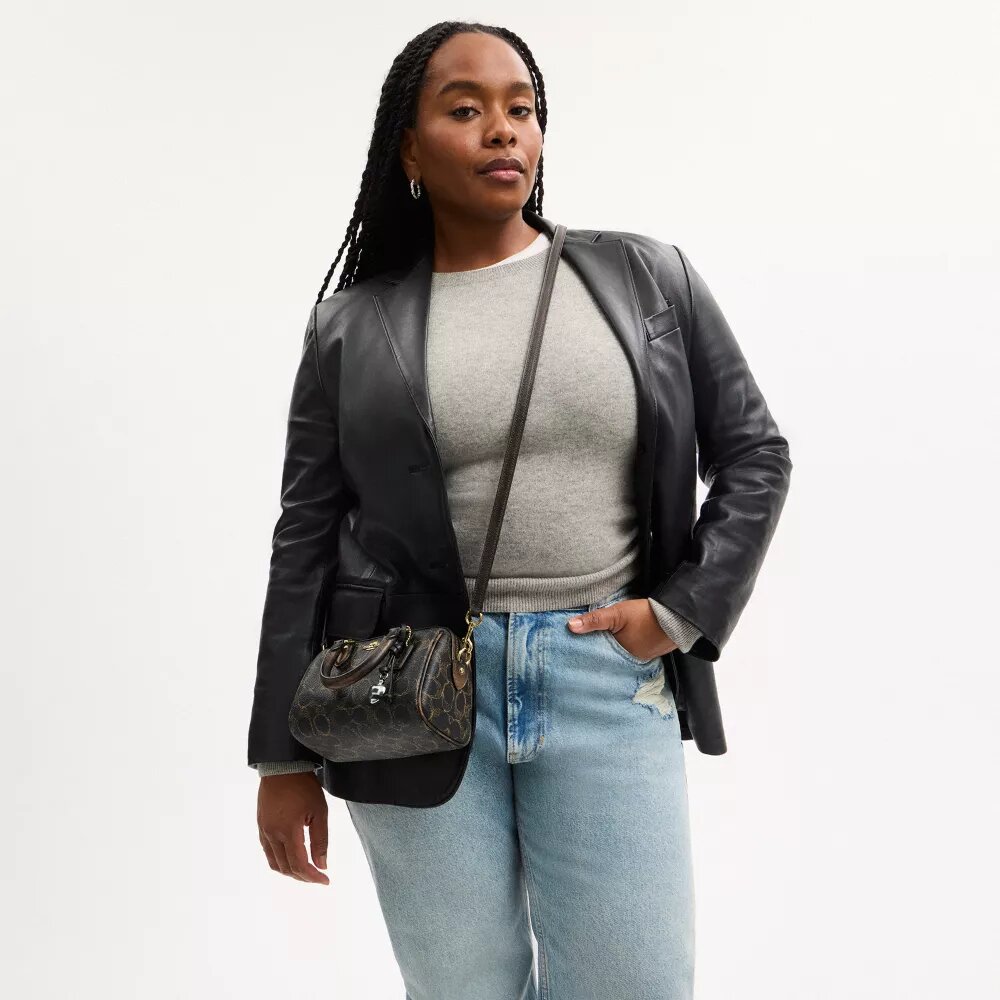 Mini Rowan Crossbody-taske i "Loved" Signature Canvas med Vedhæng