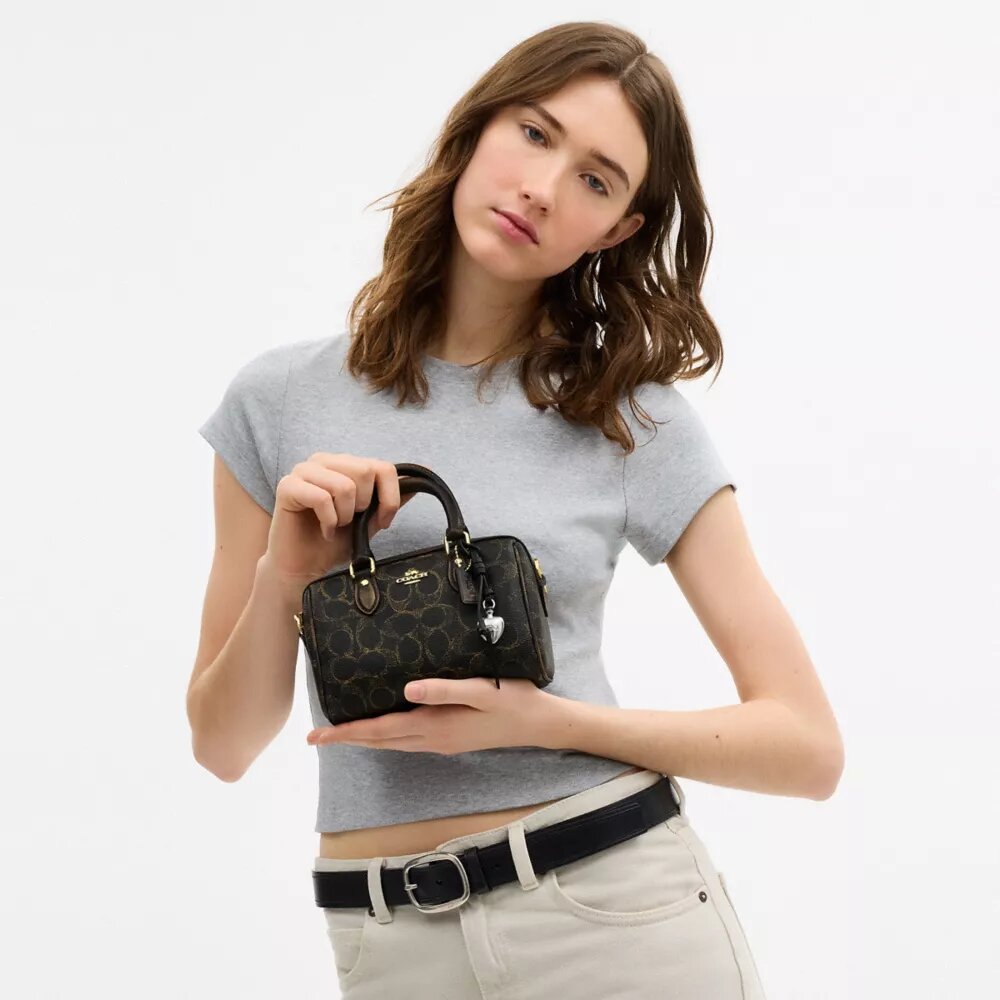 Mini Rowan Crossbody-taske i "Loved" Signature Canvas med Vedhæng