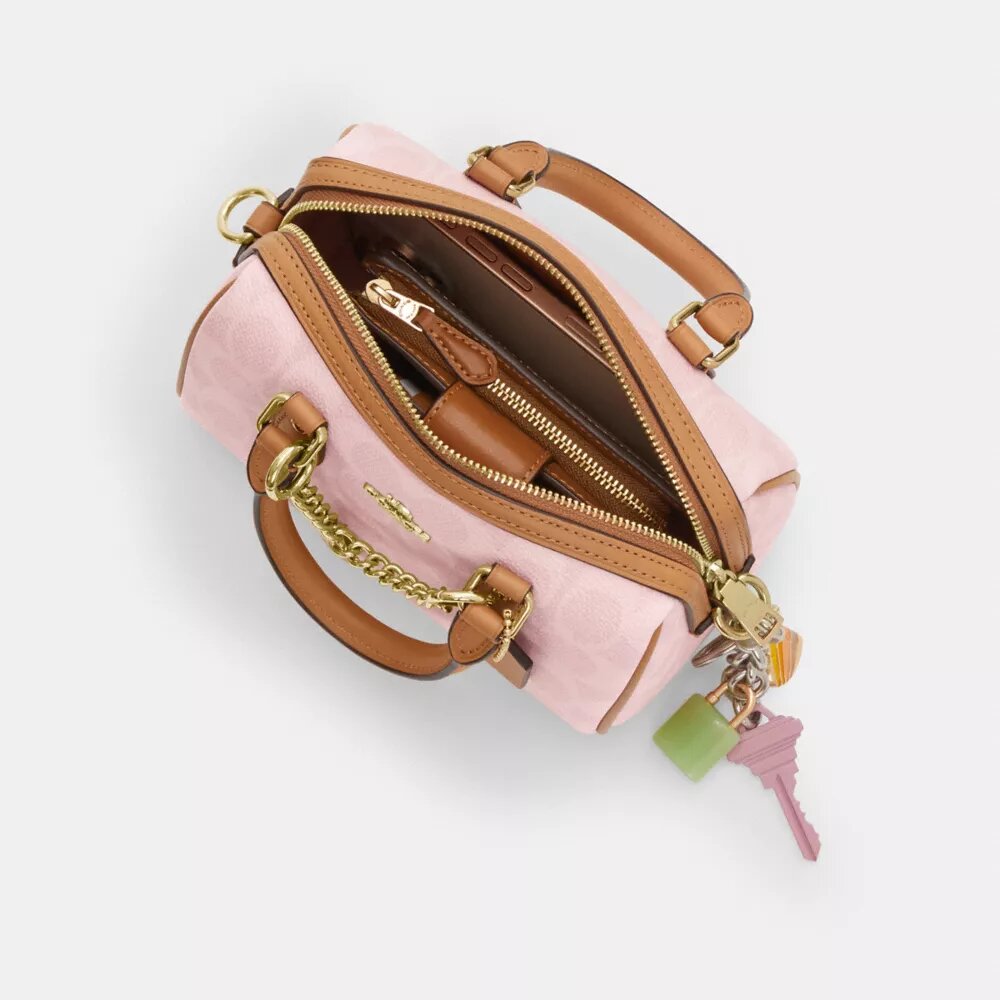 Mini Rowan crossbody-taske i Signature Canvas med Vedhæng
