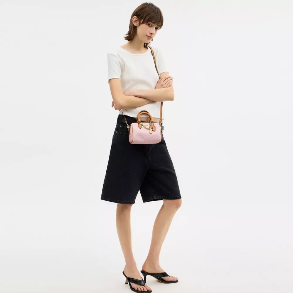 Mini Rowan crossbody-taske i Signature Canvas med Vedhæng
