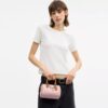 Mini Rowan crossbody-taske i Signature Canvas med Vedhæng