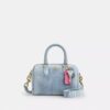 Mini Rowan crossbody-taske i slidt denim med vedhæng