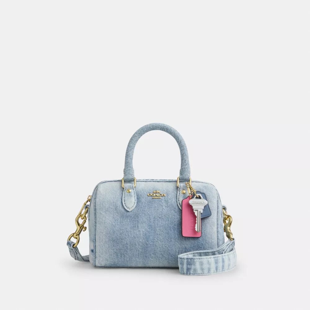 Mini Rowan crossbody-taske i slidt denim med vedhæng