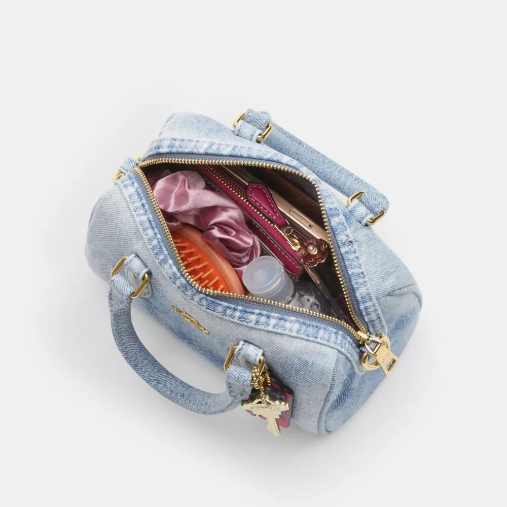 Mini Rowan crossbody-taske i slidt denim med vedhæng