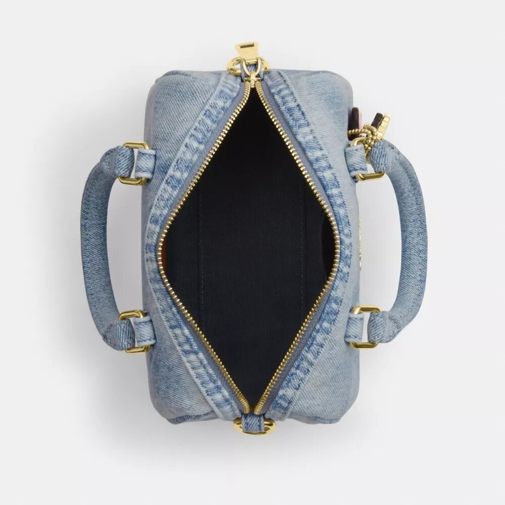 Mini Rowan crossbody-taske i slidt denim med vedhæng
