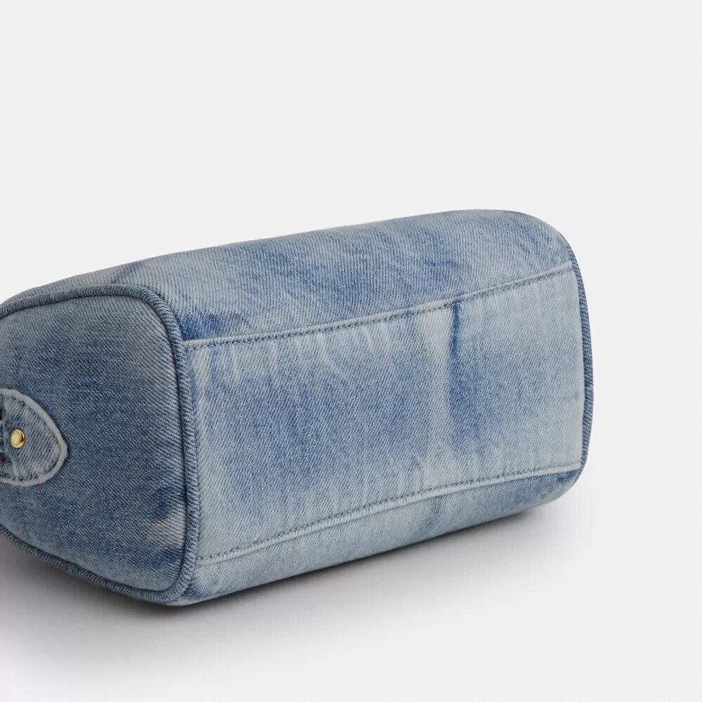 Mini Rowan crossbody-taske i slidt denim med vedhæng