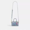 Mini Rowan crossbody-taske i slidt denim med vedhæng